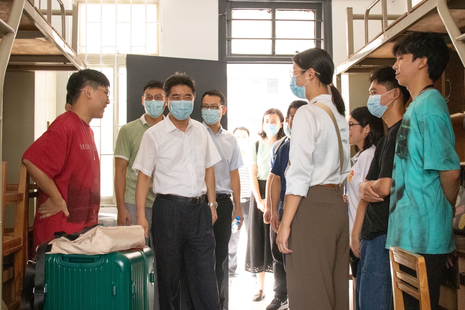 艺路同行，与你相伴（二）——校领导看望慰问91pron
2021级新生并指导迎新工作