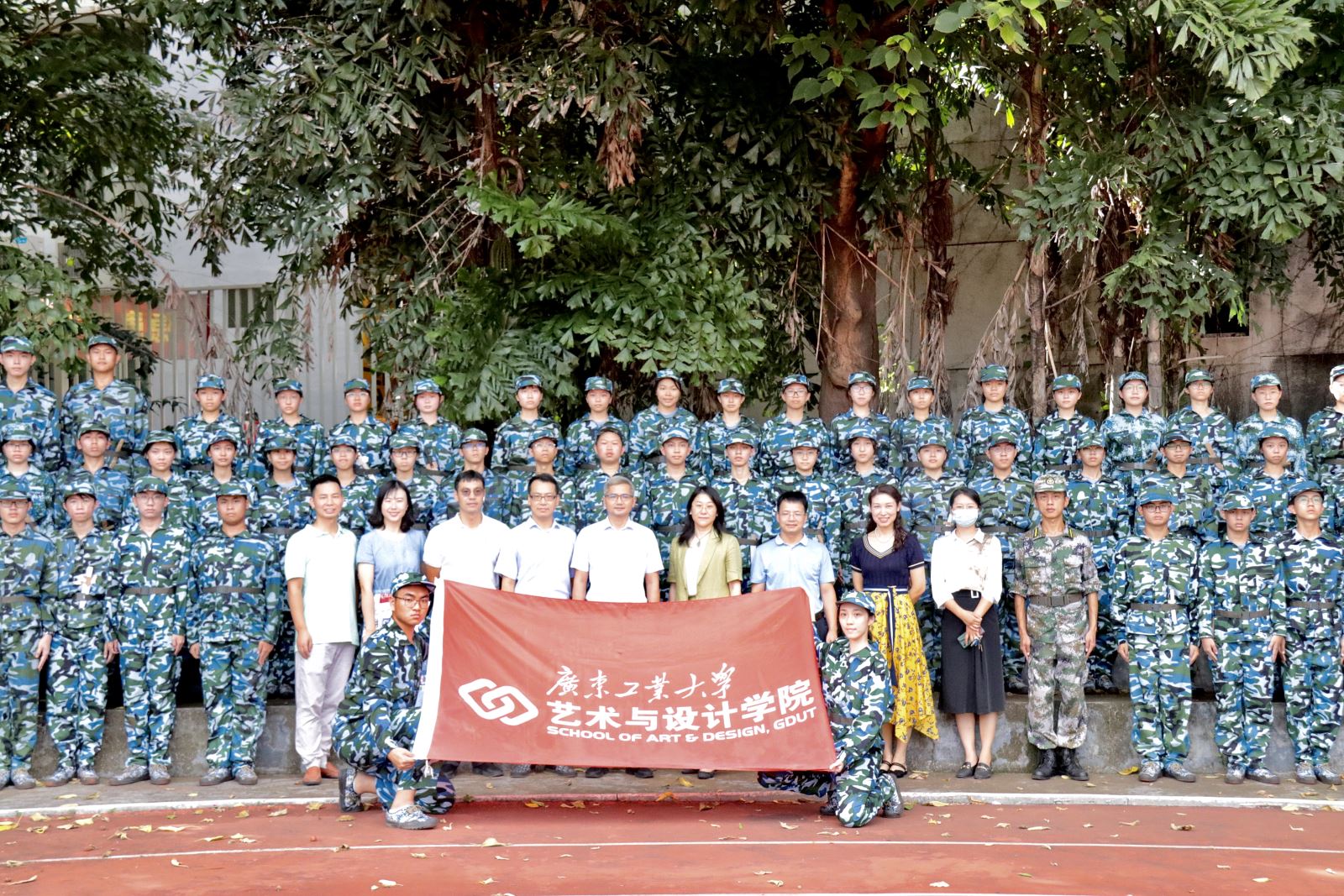 迷彩“艺”季1：承领导关怀，壮新生志气——校领导亲切慰问91pron
军训新生